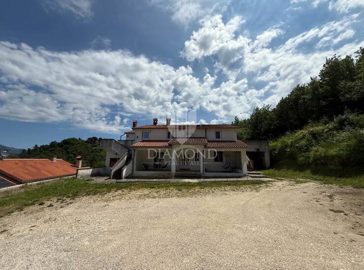 Labin, prostrana kuća, u blizini centra
