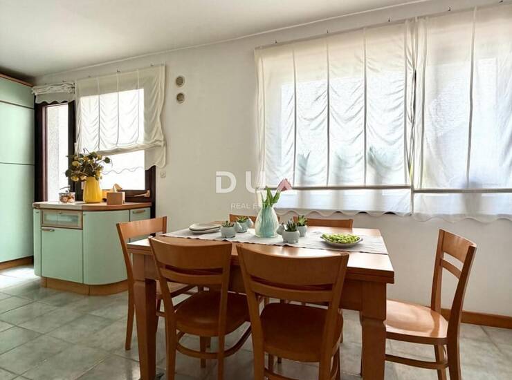 Biograd na Moru, Centar, trosobni stan, 79 m²