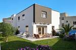 Vodice, četversosoban stan s dvorištem, 105 m², 600m od mora