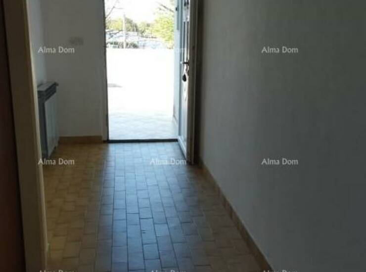 Na prodaju je prostrana obiteljska kuća površine 200 m², smještena na m... — fotografija 6