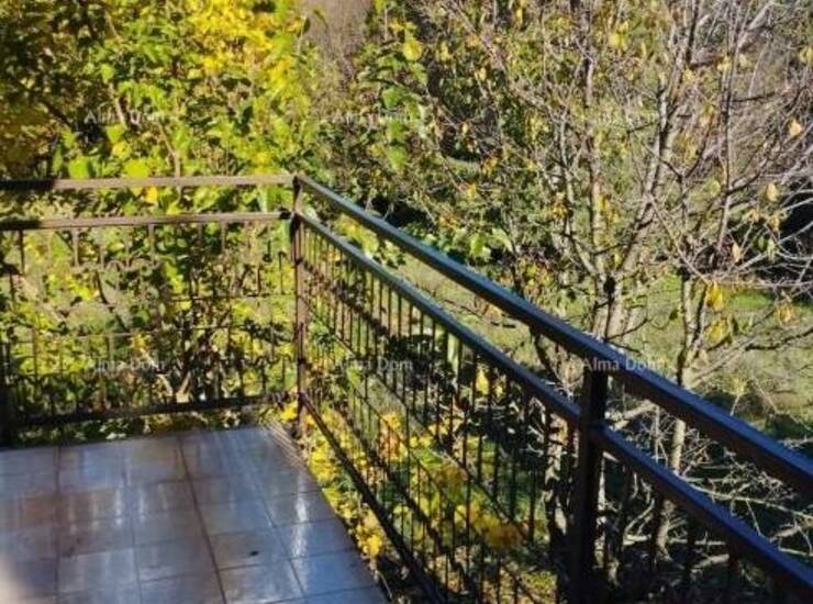Na prodaju je prostrana obiteljska kuća površine 200 m², smještena na m... — fotografija 8