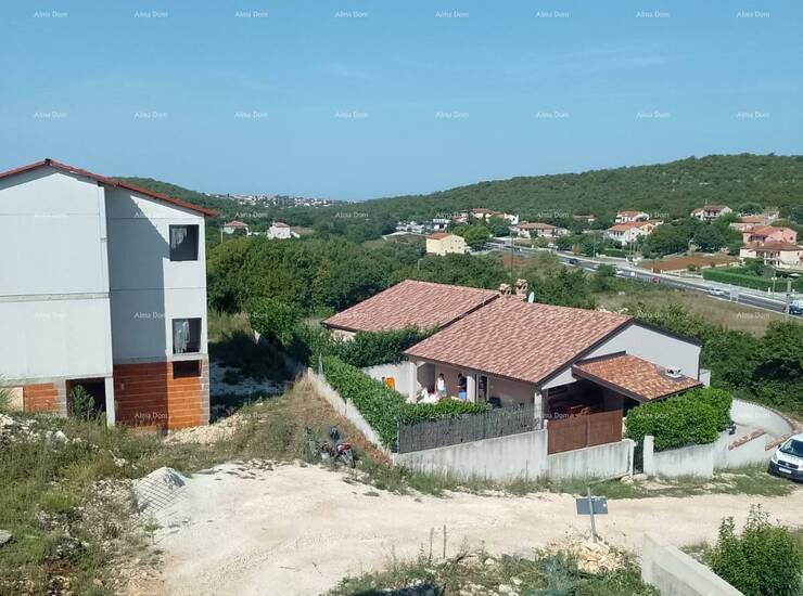 U ponudi je atraktivna samostojeća kuća površine 150 m², smještena u m...