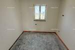 U ponudi je stan površine 58 m² smješten u manjoj stambenoj zgradi na Ve... — fotografija 4