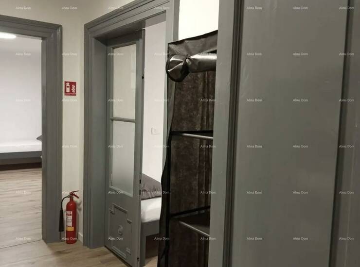 U ponudi je  renoviran stan površine 83,75 m², smješten na prvom katu ma...