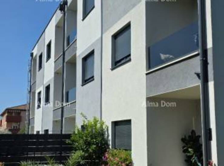 Prodaje se stan u Puli, površine 49, 73 m², smješten na 1. katu stambene... — fotografija 2