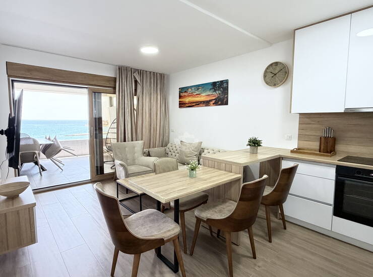Pag, Povljana, dvoetažni Stan 72 m2, prvi red i pogled na More, terasa i jakuz — fotografija 2