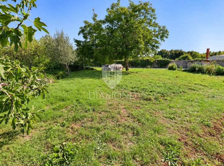 Istra, Kanfanar – Građevinsko Zemljište s gospodarskim objektom od 80 m²