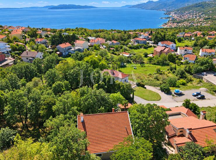 MATULJI – SAMOSTOJEĆA KUĆA 270 m² S VELIKOM OKUĆNICOM 1.200 m² I POGLEDO