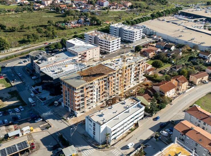 Pula!
U ponudi je stan na 3. katu višestambene zgrade s liftom. Stan se sa... — fotografija 12
