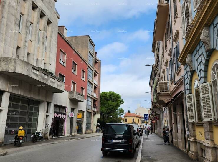 Prodaje se stan u centru Pule. Stan, 114.5 m2, sastoji se od tri spavaće s...