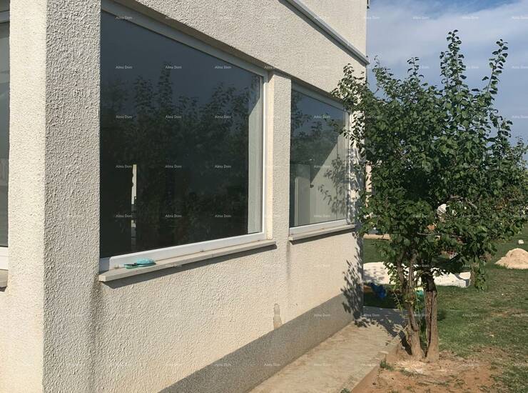 Prodaju se dvije nekretnine u blizini Puli. Periferija grada cca 4 km do ce... — fotografija 3