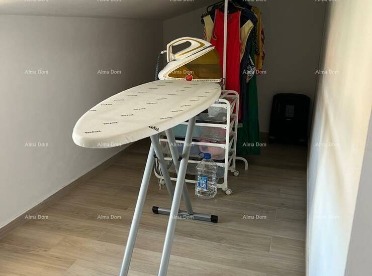 Prodaje se apartman na zadnjoj etaži stambene zgrade u Ližnjanu.
Apartman... — fotografija 3