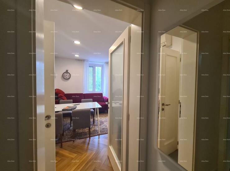 Na prodaju je stan ukupne površine 96 m² u suterenu zgrade, Pula.

Nekret...