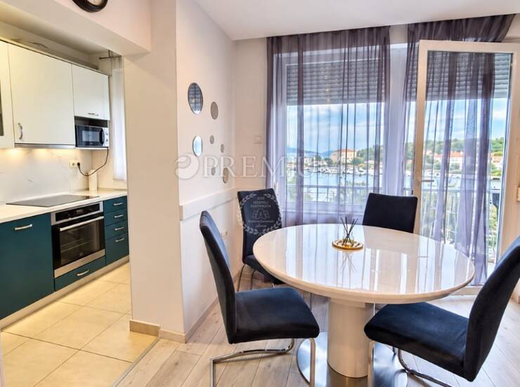 Grad Krk, apartman u centru, prvi red do mora! — fotografija 4
