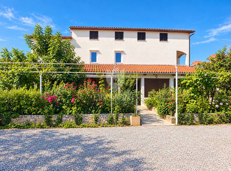 Poreč,okolica-kuća sa investicijskim potencijalom