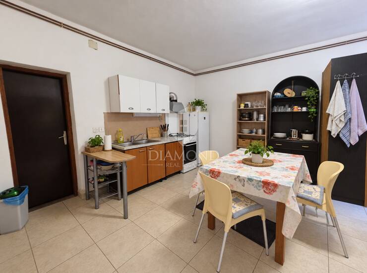 Poreč,okolica-kuća sa investicijskim potencijalom — fotografija 3