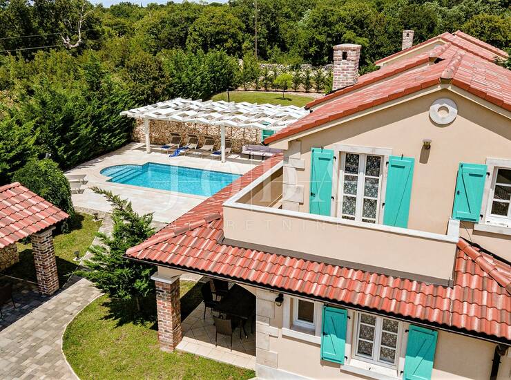 Kamena Kuća sa bazenom u središtu otoka Krka 