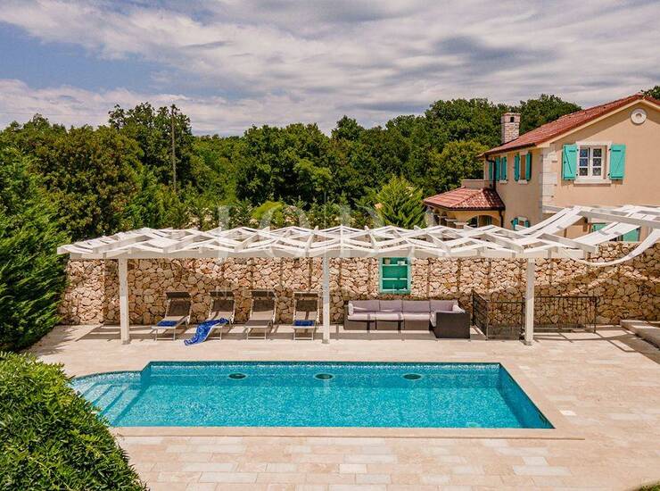 Kamena Kuća sa bazenom u središtu otoka Krka  — fotografija 4