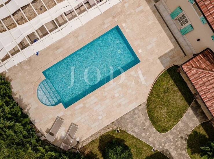 Kamena Kuća sa bazenom u središtu otoka Krka  — fotografija 5
