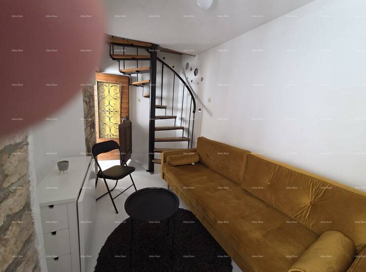 Prodaje se mala,  renovirana kamena kuća smještena u samom centru grada V... — fotografija 9