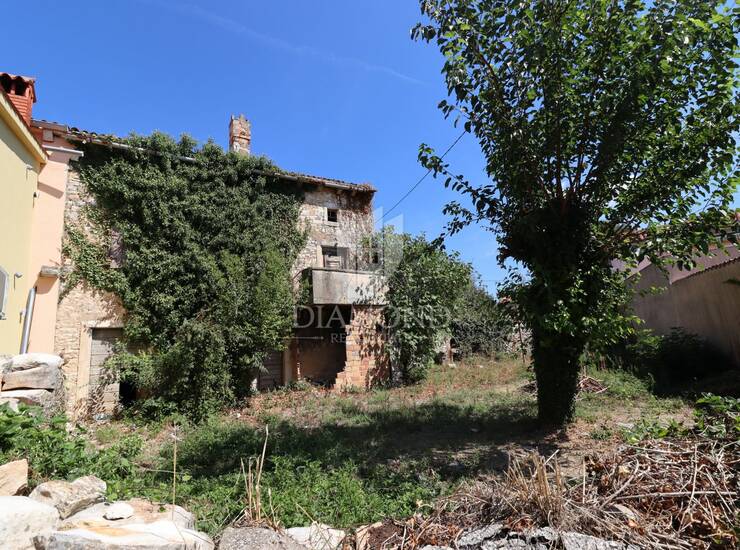 PRILIKA, Kamena kuća s velikim dvorištem u centru istarskog sela