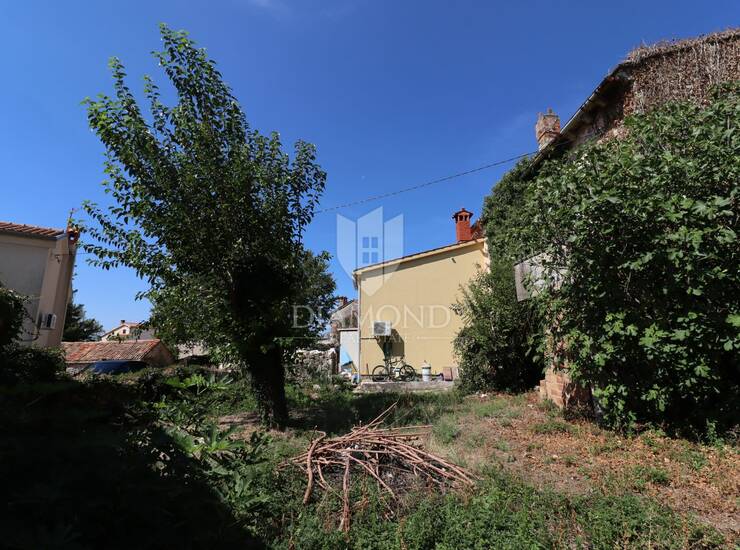 PRILIKA, Kamena kuća s velikim dvorištem u centru istarskog sela — fotografija 3