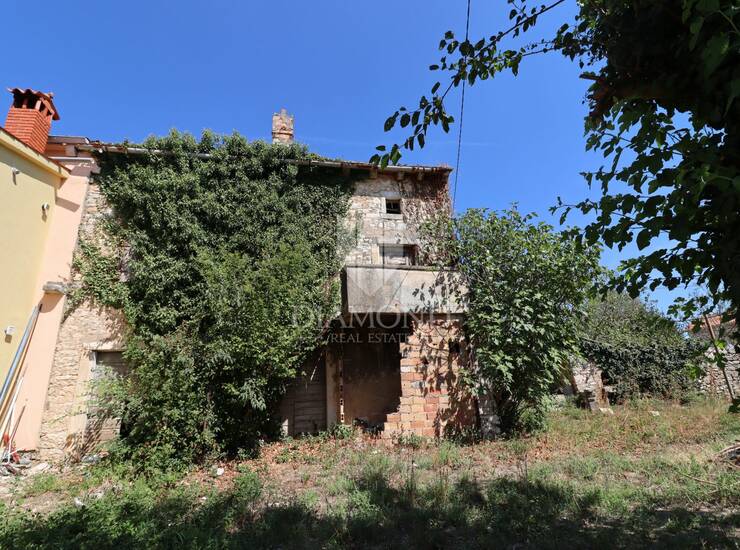 PRILIKA, Kamena kuća s velikim dvorištem u centru istarskog sela — fotografija 6