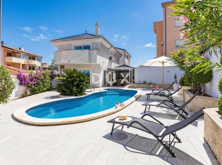 Pula, Štinjan, vila, 160 m2, bazen, garaža, uređena okućnica