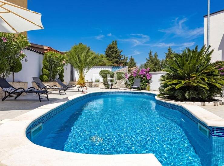Pula, Štinjan, vila, 160 m2, bazen, garaža, uređena okućnica — fotografija 2