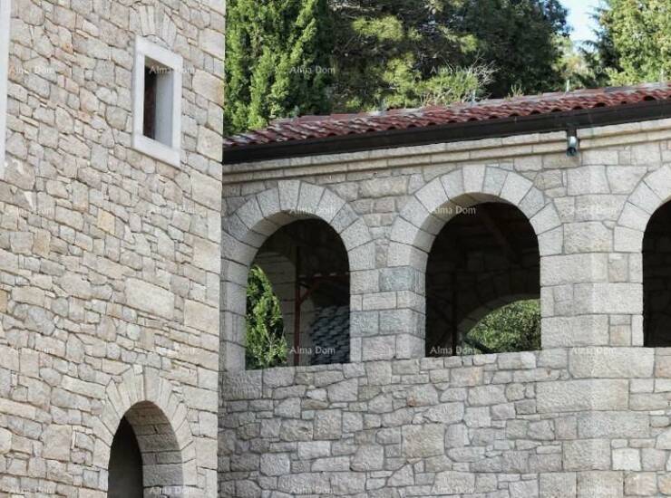 Zgrada je u cijelosti u ručno klesanom kamenu, vanjski zidovi su dvostruki... — fotografija 2