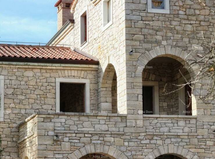 Zgrada je u cijelosti u ručno klesanom kamenu, vanjski zidovi su dvostruki... — fotografija 5