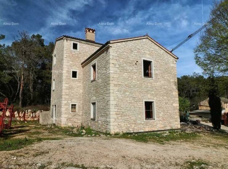 Zgrada je u cijelosti u ručno klesanom kamenu, vanjski zidovi su dvostruki... — fotografija 6