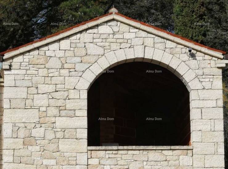 Zgrada je u cijelosti u ručno klesanom kamenu, vanjski zidovi su dvostruki... — fotografija 8