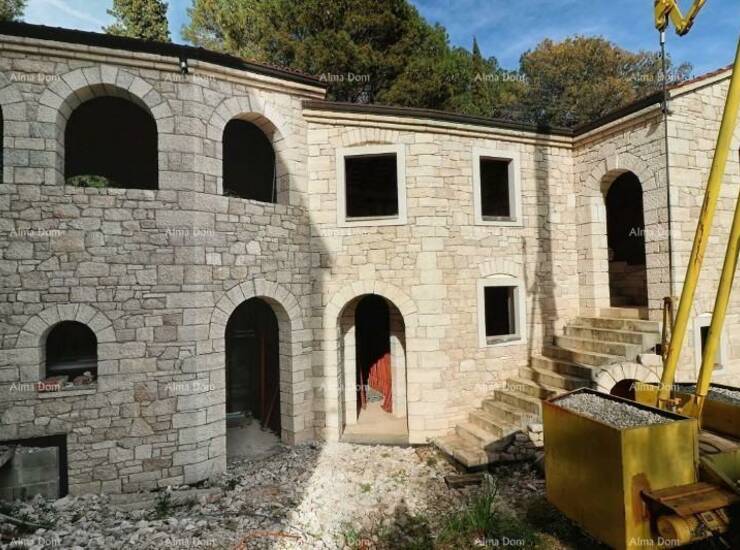 Zgrada je u cijelosti u ručno klesanom kamenu, vanjski zidovi su dvostruki... — fotografija 10