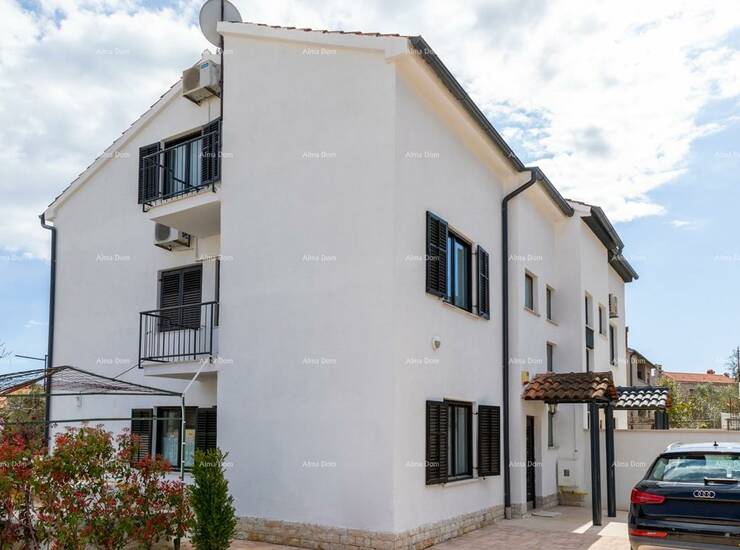 Prodajemo kuću sa tri apartmana na odličnoj lokaciji. 
Apartman u prizeml...
