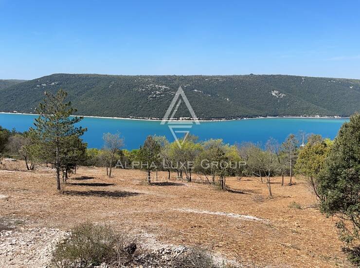 Trget_ Prekrasno zemljište s pogledom na more