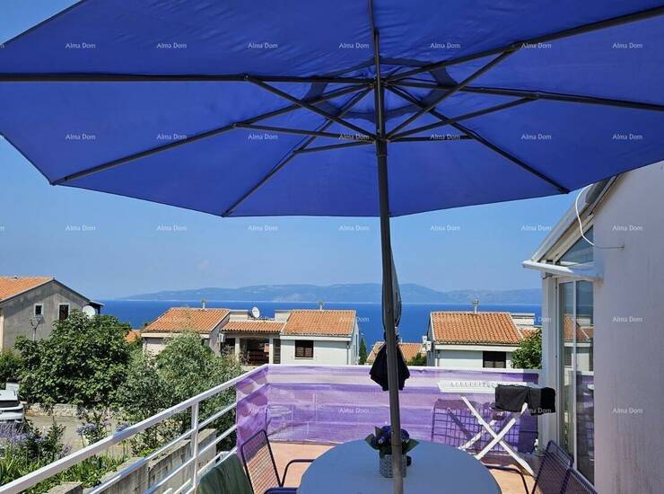 Prodaje se šarmantna kuća s dva odvojena apartmana u mjestu Ravni, udalje...