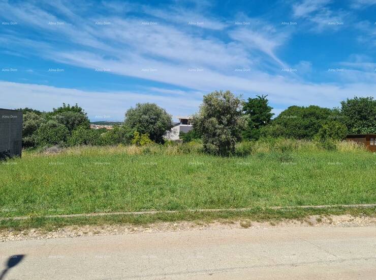 Prodaje se građevinsko zemljište površine 600 m² smješteno u mirnom i ...