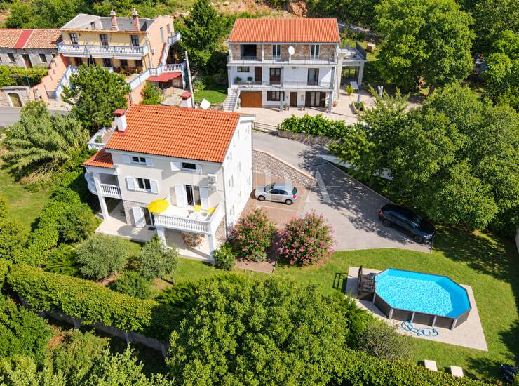Crikvenica - zaleđe, kuća sa tri stana na rubu zelenog pojasa — fotografija 2