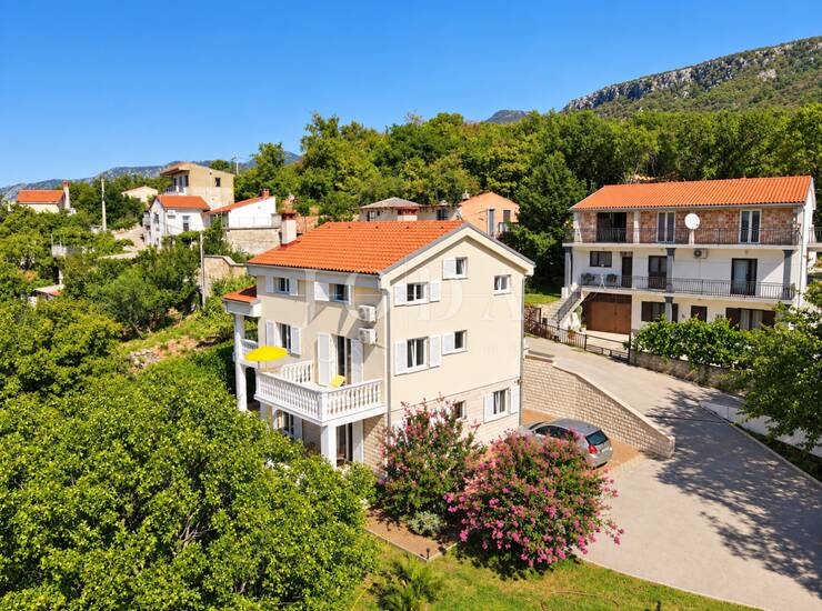 Crikvenica - zaleđe, kuća sa tri stana na rubu zelenog pojasa — fotografija 3