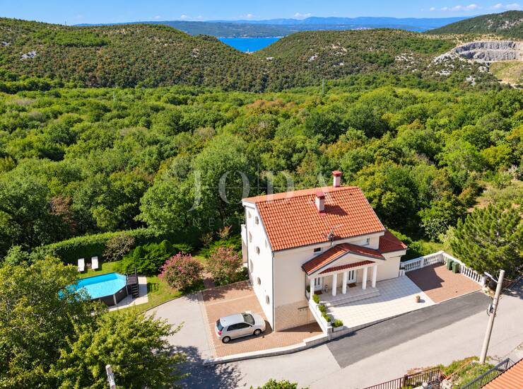 Crikvenica - zaleđe, kuća sa tri stana na rubu zelenog pojasa — fotografija 5