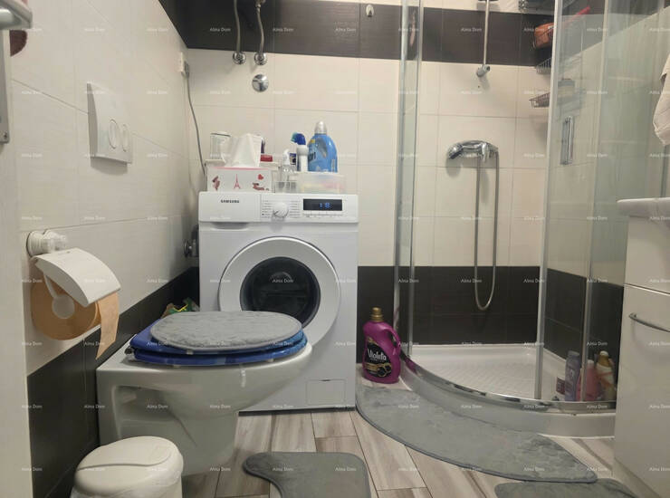 U Labinu je na prodaju lijepo uređen i renoviran stan površine 56,58 m²,... — fotografija 9