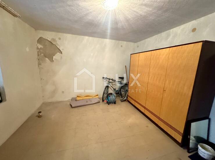 NOVI VINODOLSKI – kuća na 4 etaže s garažom, vrtom i pogledom na more u bl — fotografija 6