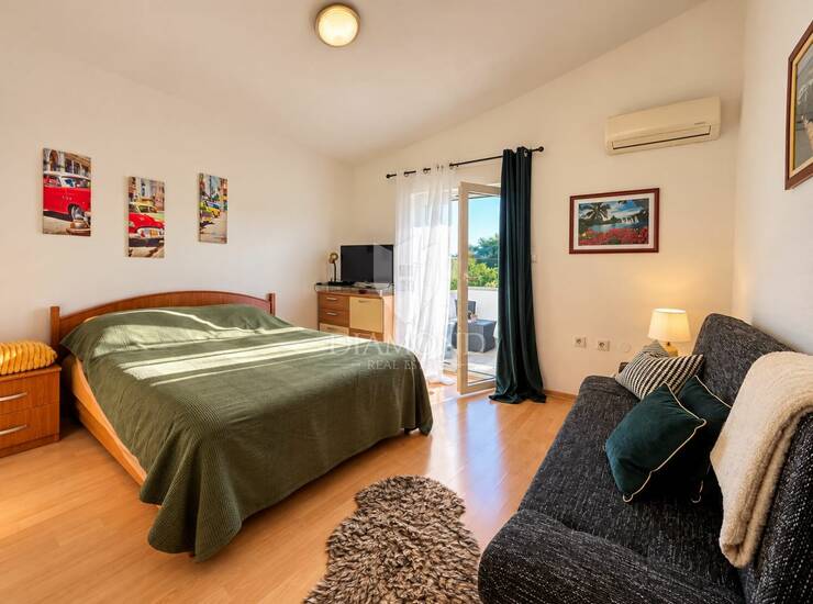 Novigrad, studio blizu centra s velikom terasom! — fotografija 2