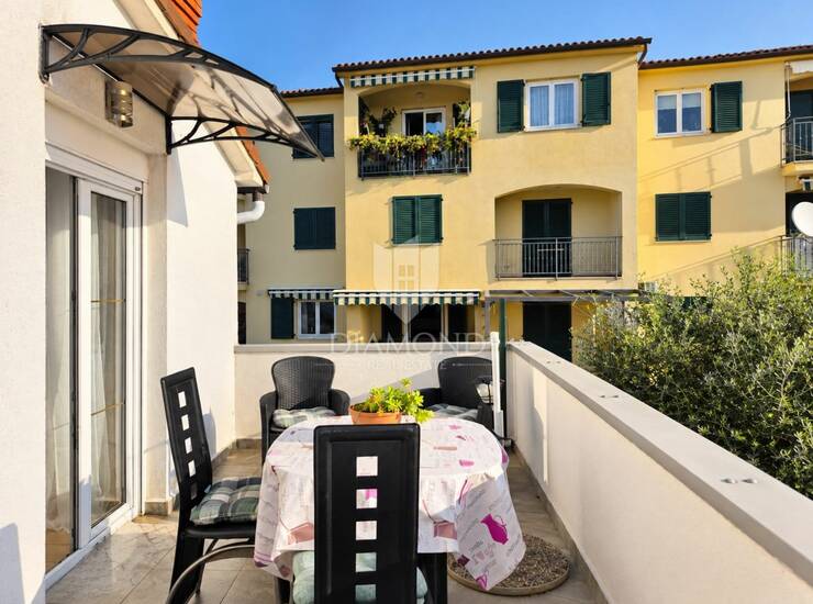 Novigrad, studio blizu centra s velikom terasom! — fotografija 3