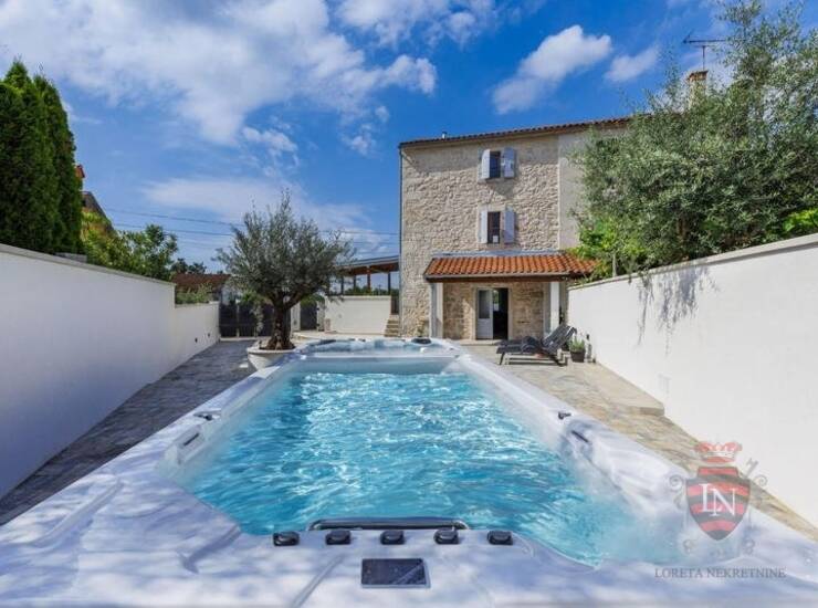 Istra, Poreč – Renovirana kamena kuća s jacuzzijem na prodaju