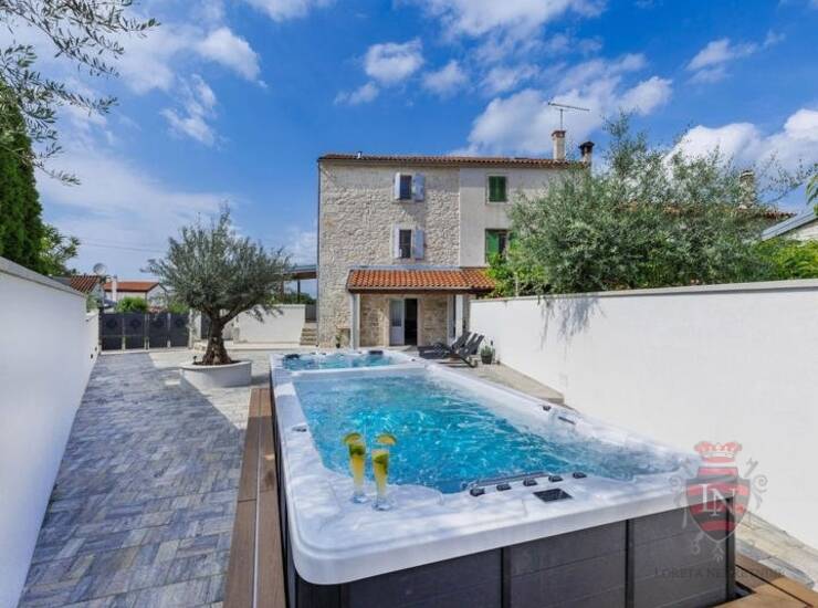 Istra, Poreč – Renovirana kamena kuća s jacuzzijem na prodaju — fotografija 3