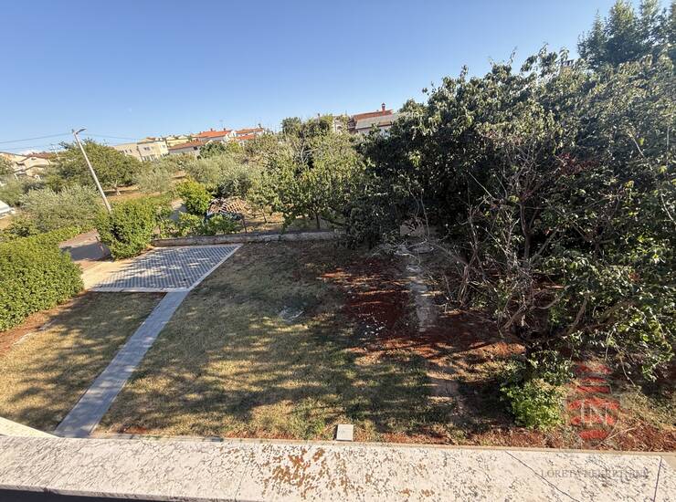 PRILIKA! Istra, Poreč: Dvosoban stan s velikom terasom i okućnicom