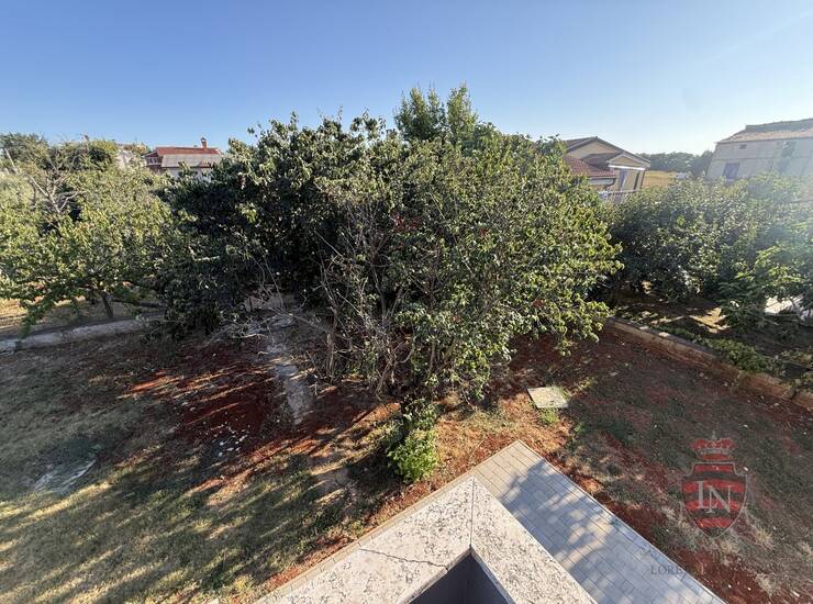 PRILIKA! Istra, Poreč: Dvosoban stan s velikom terasom i okućnicom — fotografija 2