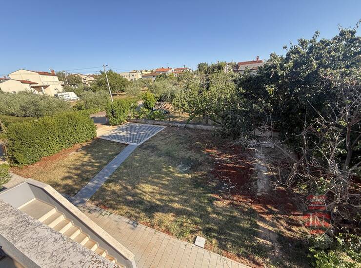 PRILIKA! Istra, Poreč: Dvosoban stan s velikom terasom i okućnicom — fotografija 3
